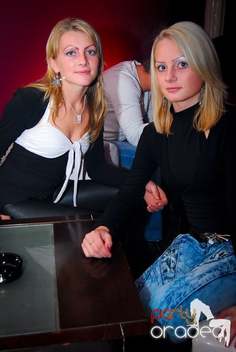 Distracţie de sâmbătă în Clubul Atti's, 