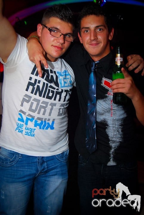 Distracţie de sâmbătă în Clubul Atti's, 