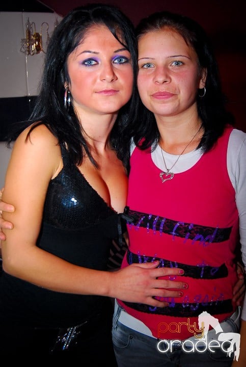 Distracţie de sâmbătă în Clubul Atti's, 