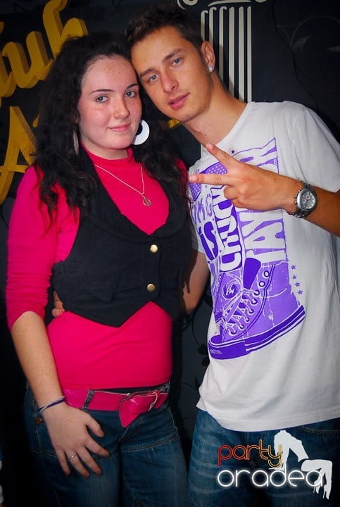 Distracţie de sâmbătă în Clubul Atti's, 