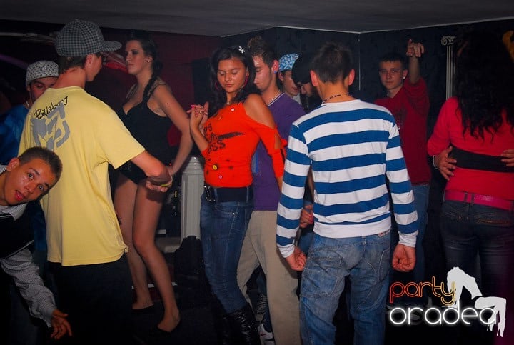 Distracţie de sâmbătă în Clubul Atti's, 