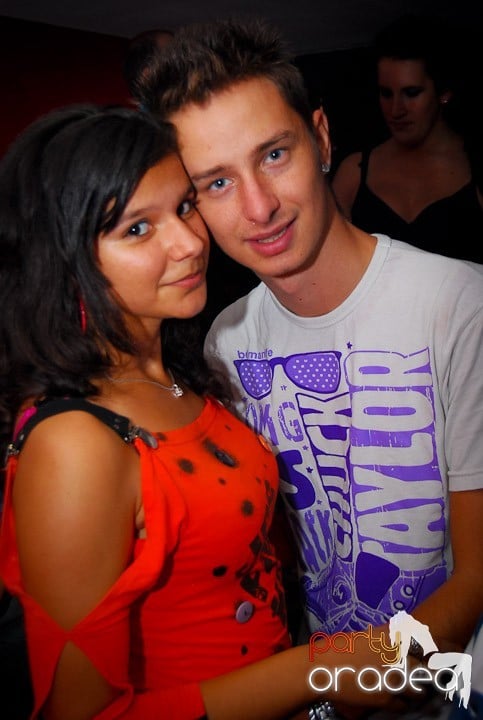 Distracţie de sâmbătă în Clubul Atti's, 