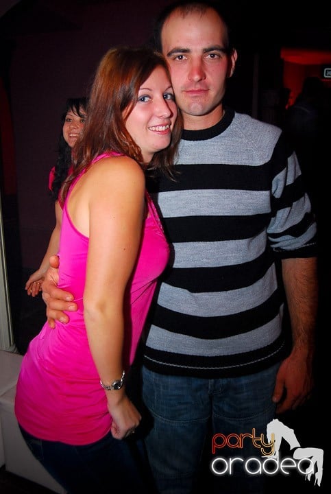 Distracţie de sâmbătă în Clubul Atti's, 