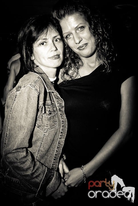 Distracţie de sâmbătă în Clubul Atti's, 