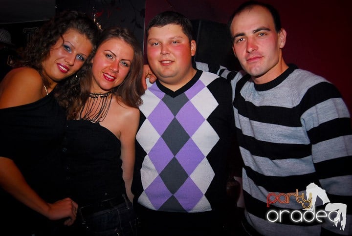 Distracţie de sâmbătă în Clubul Atti's, 