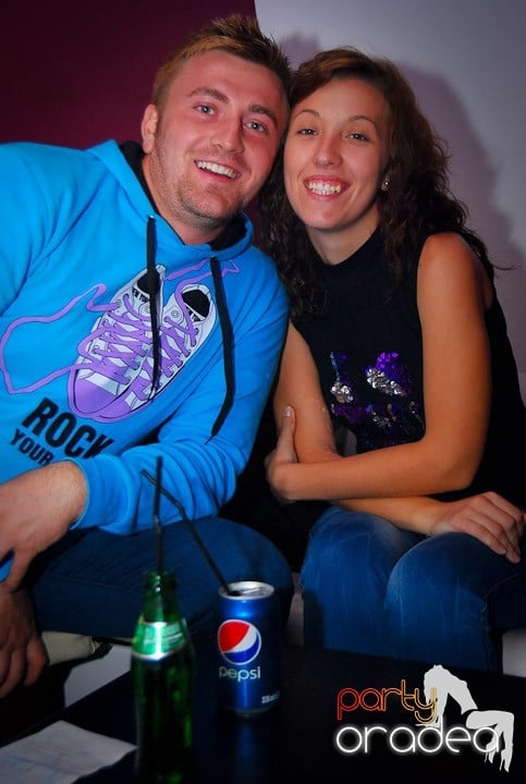 Distracţie de sâmbătă în Clubul Atti's, 