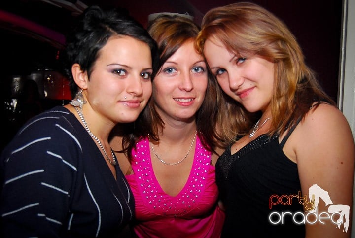 Distracţie de sâmbătă în Clubul Atti's, 