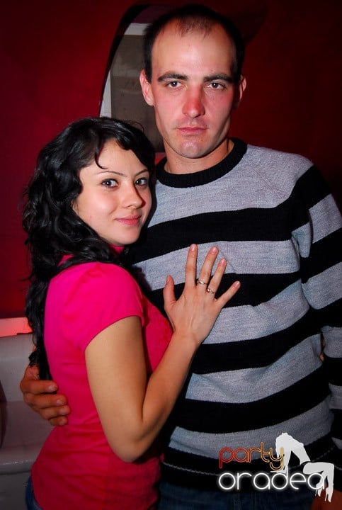 Distracţie de sâmbătă în Clubul Atti's, 