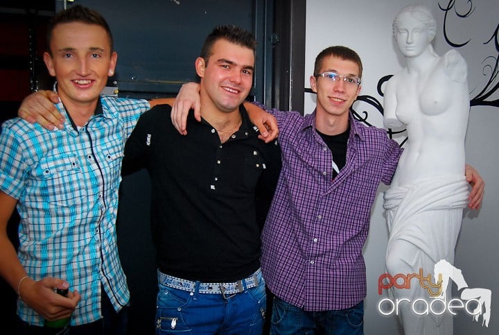 Distracţie de sâmbătă în Clubul Atti's, 