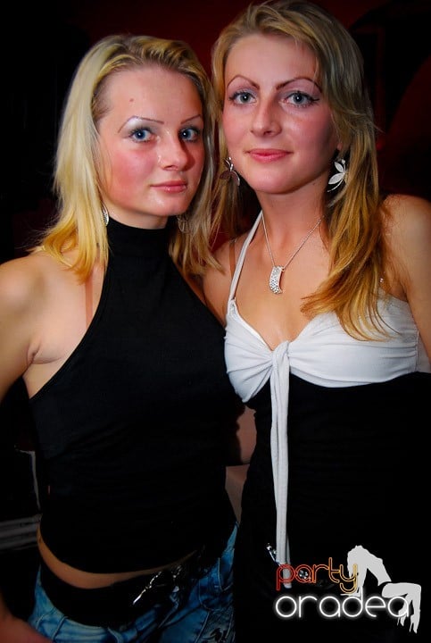 Distracţie de sâmbătă în Clubul Atti's, 