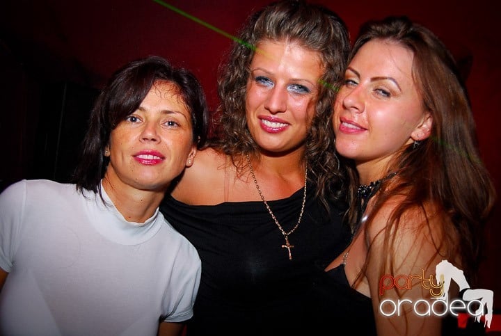 Distracţie de sâmbătă în Clubul Atti's, 