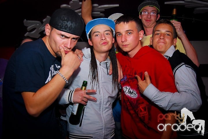 Distracţie de sâmbătă în Clubul Atti's, 