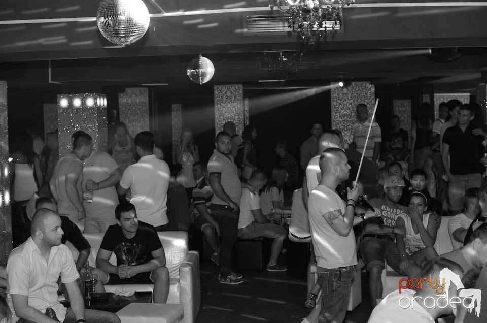 Chef şi veselie în Club Life, 