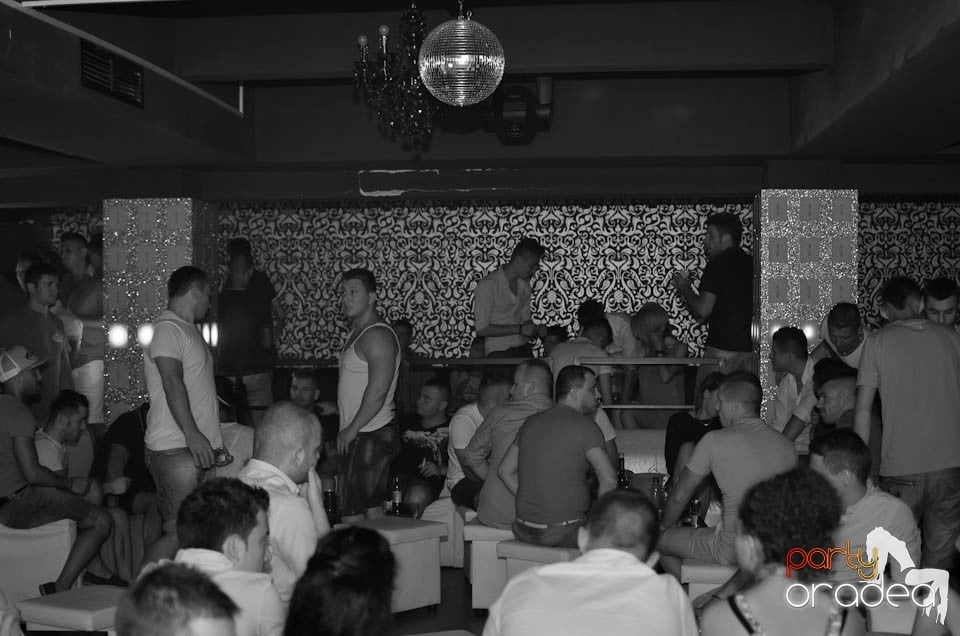 Chef şi veselie în Club Life, 