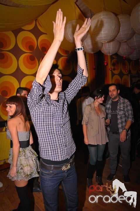 Chriss Ronson la butoane în Juice, Juice