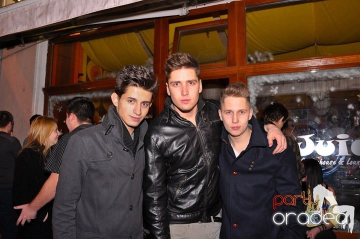 Chriss Ronson la butoane în Juice, Juice