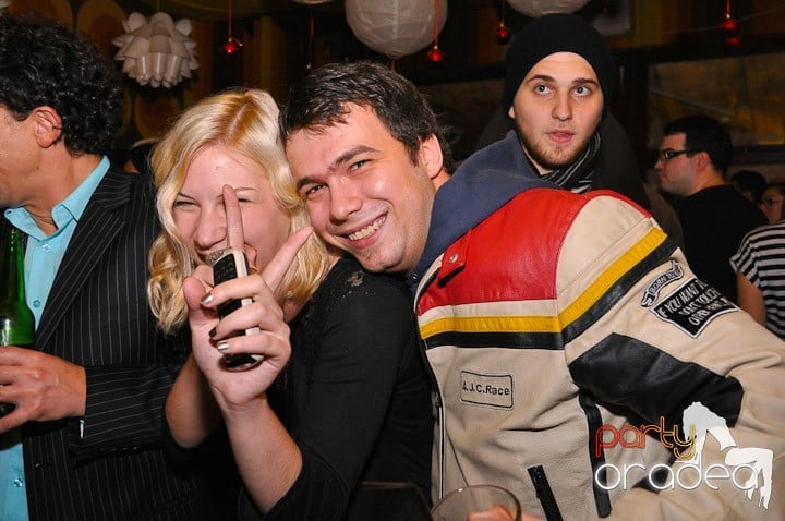 Chriss Ronson la butoane în Juice, Juice