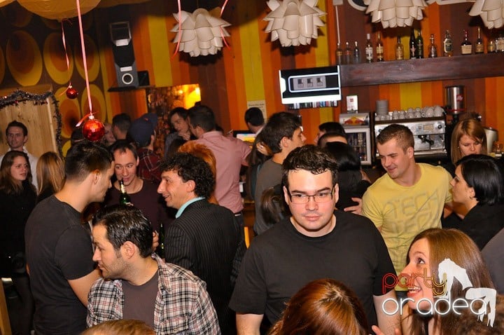 Chriss Ronson la butoane în Juice, Juice