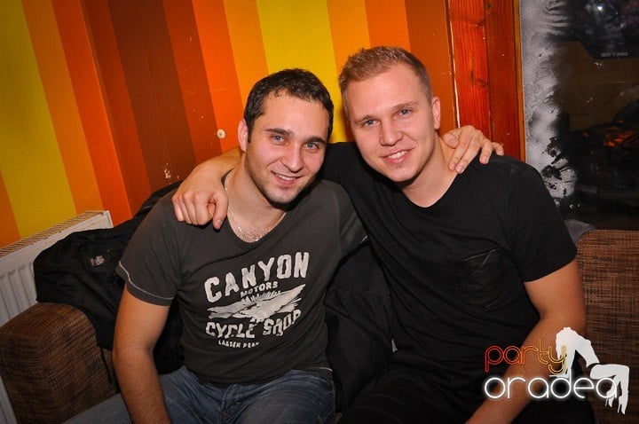 Chriss Ronson la butoane în Juice, Juice