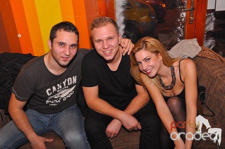 Chriss Ronson la butoane în Juice, Juice