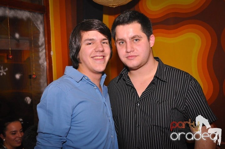 Chriss Ronson la butoane în Juice, Juice