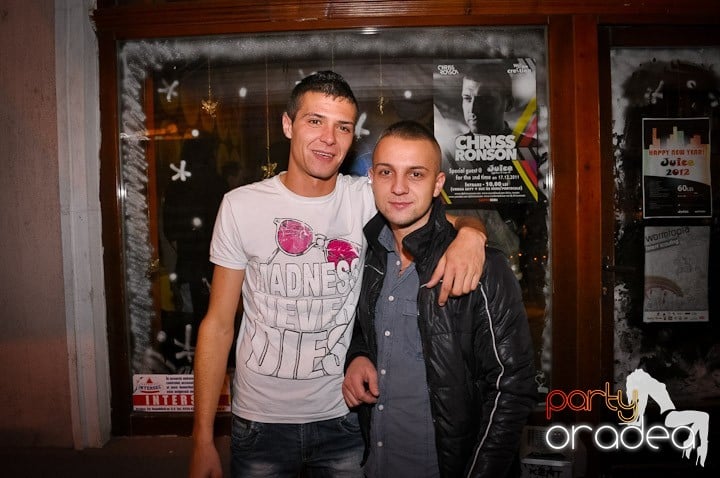 Chriss Ronson la butoane în Juice, Juice