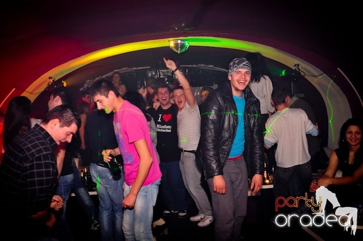 Club Atti's pe ringul de dans, 