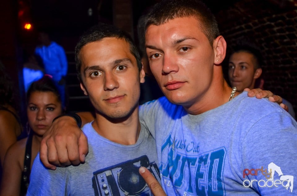 Club Escape: Caveman in the mix, 