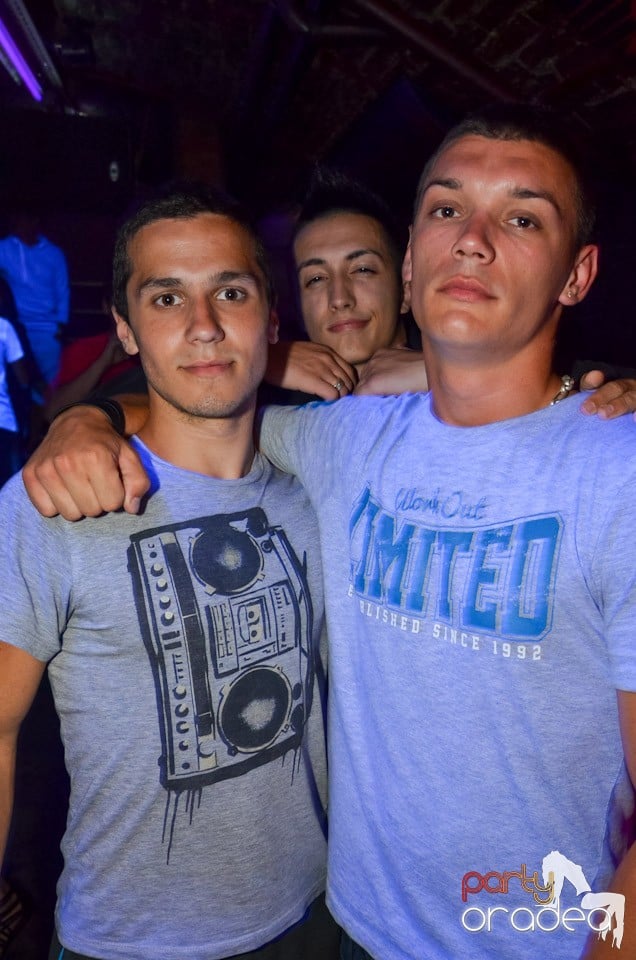 Club Escape: Caveman in the mix, 