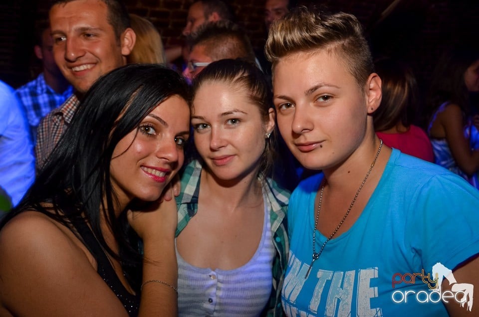 Club Escape: Caveman in the mix, 