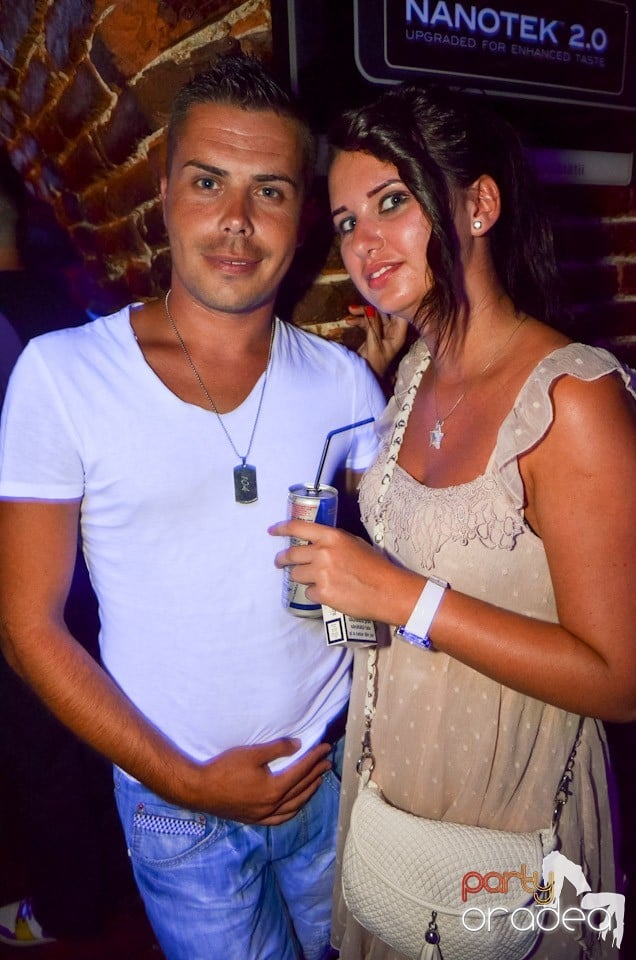 Club Escape: Caveman in the mix, 