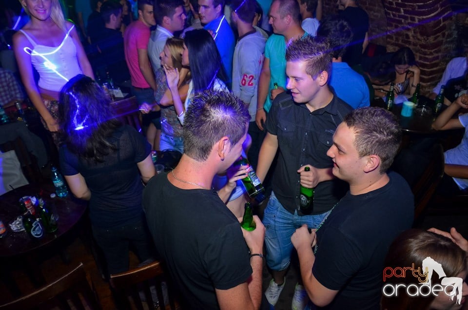 Club Escape: Caveman in the mix, 