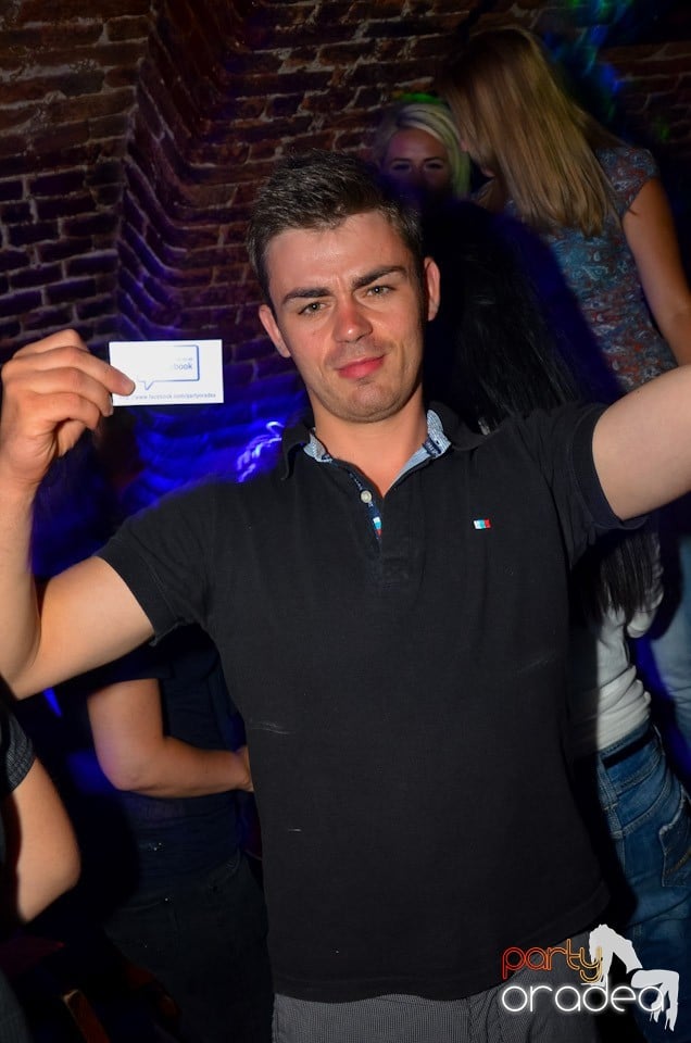 Club Escape: Caveman in the mix, 