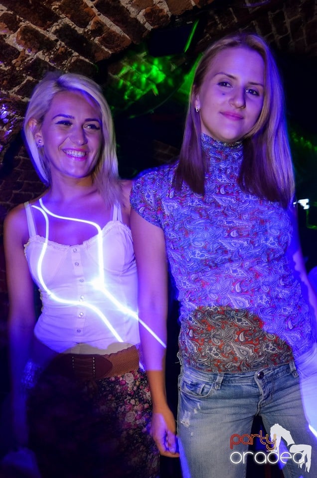 Club Escape: Caveman in the mix, 