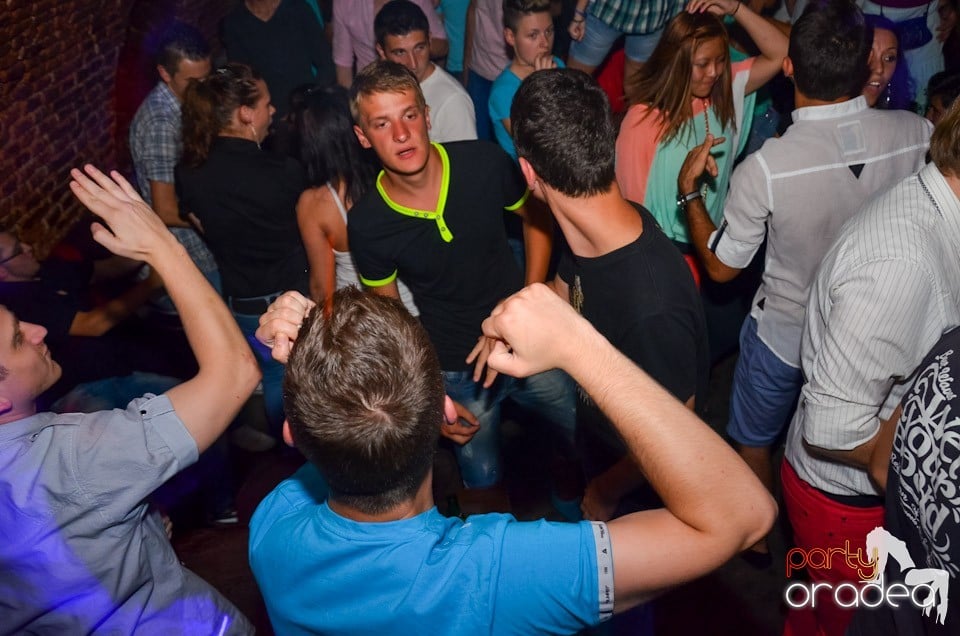 Club Escape: Caveman in the mix, 