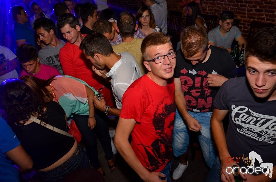 Club Escape: Caveman in the mix, 