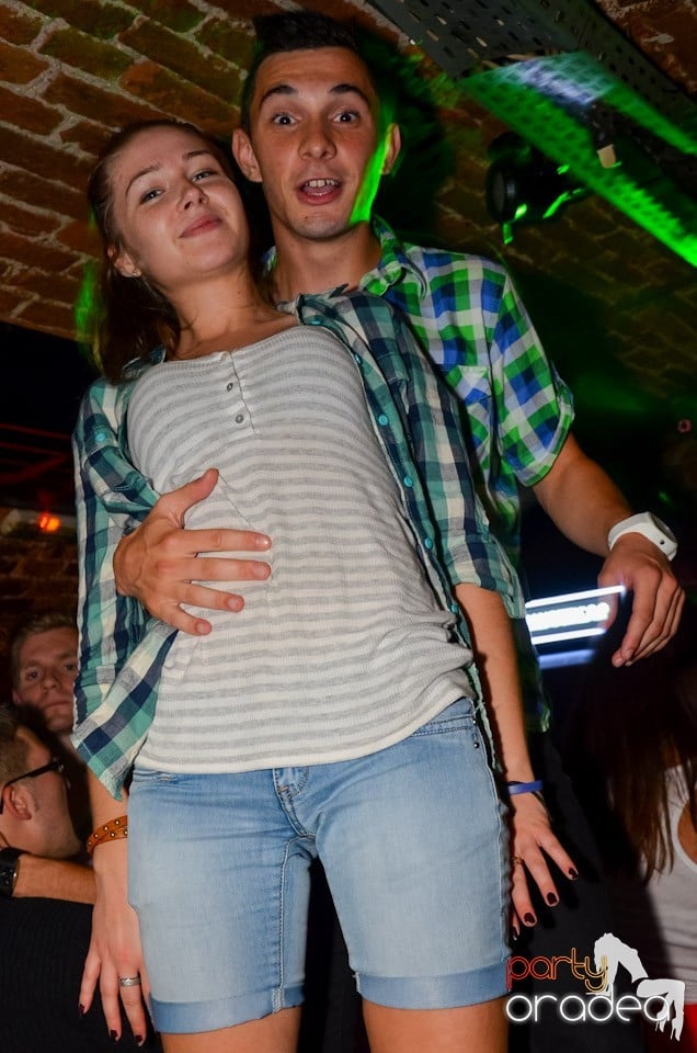 Club Escape: Caveman in the mix, 