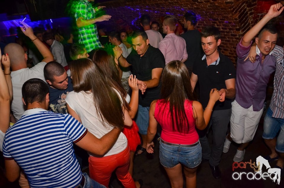 Club Escape: Caveman in the mix, 