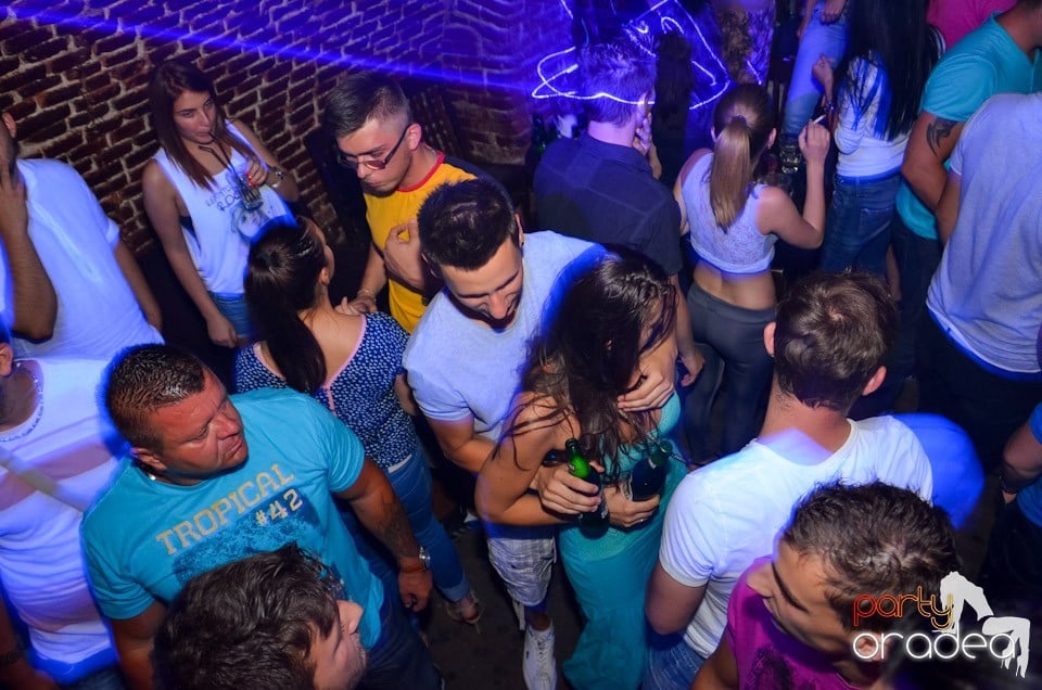 Club Escape: Caveman in the mix, 