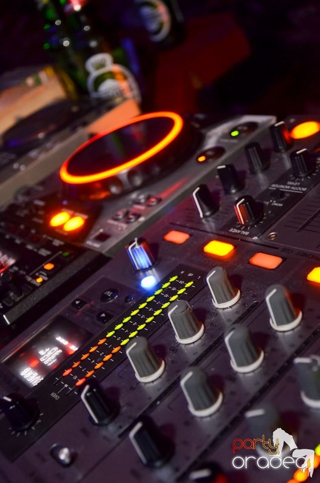 Club Escape: Caveman in the mix, 