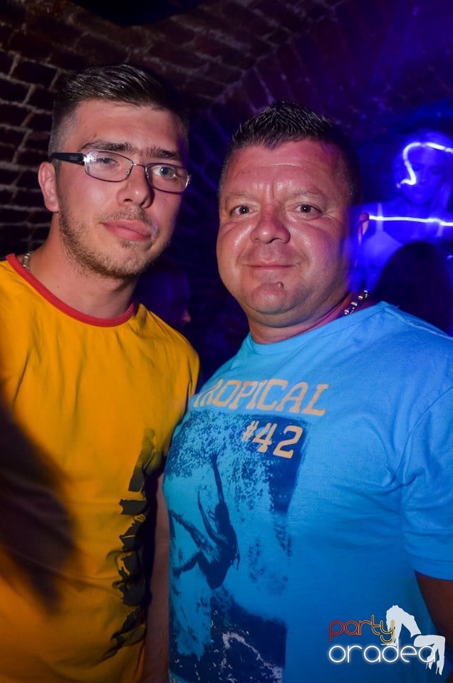 Club Escape: Caveman in the mix, 