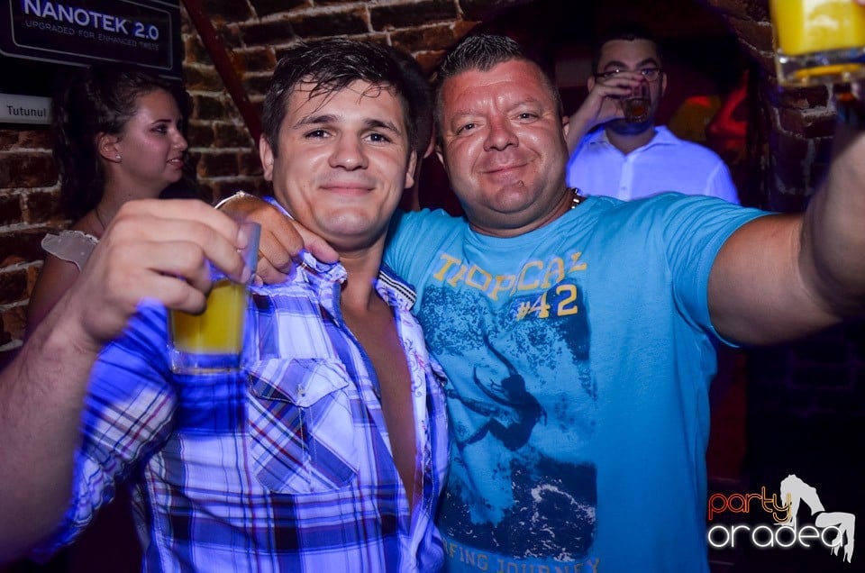 Club Escape: Caveman in the mix, 