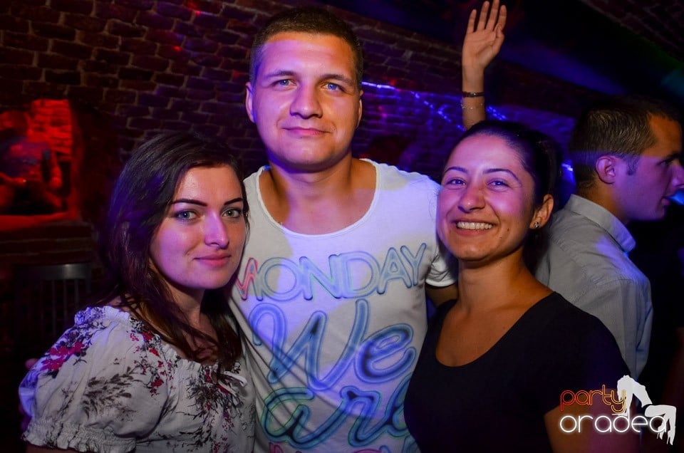 Club Escape: Caveman in the mix, 