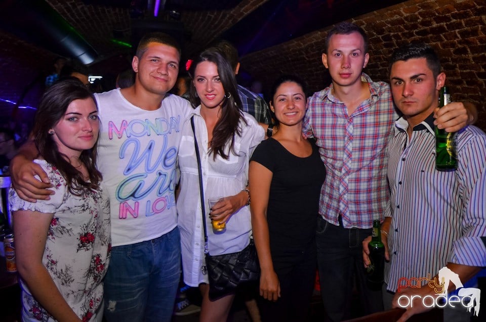 Club Escape: Caveman in the mix, 