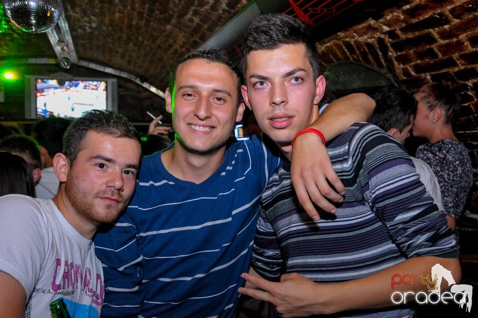 Club Escape: Caveman in the mix!, 