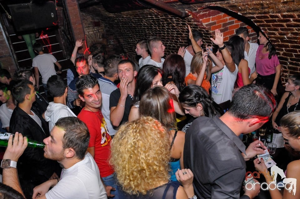 Club Escape: Caveman in the mix!, 