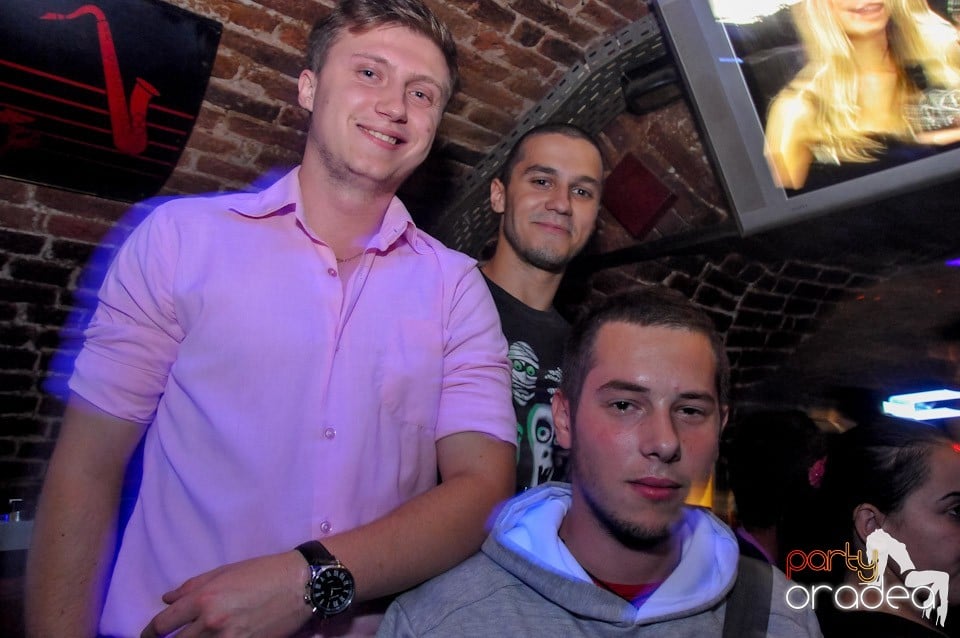 Club Escape: Caveman in the mix!, 