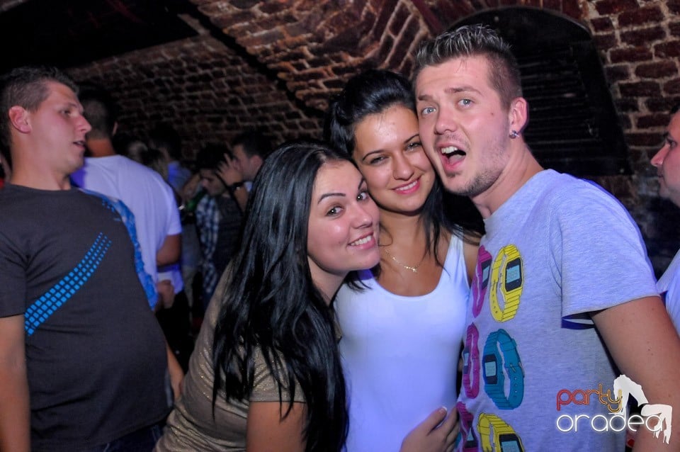 Club Escape: Caveman in the mix!, 