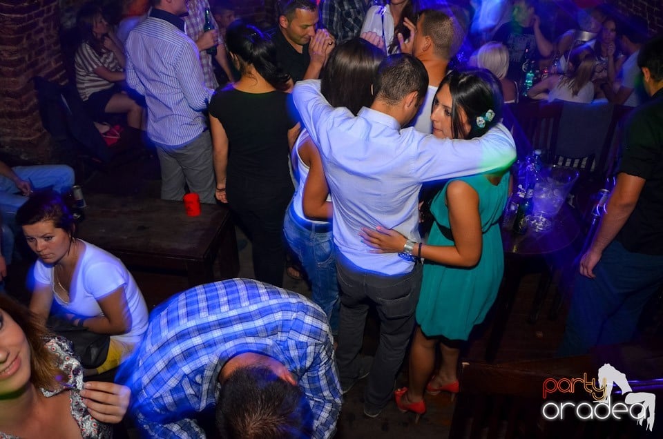 Club Escape: Caveman in the mix, 