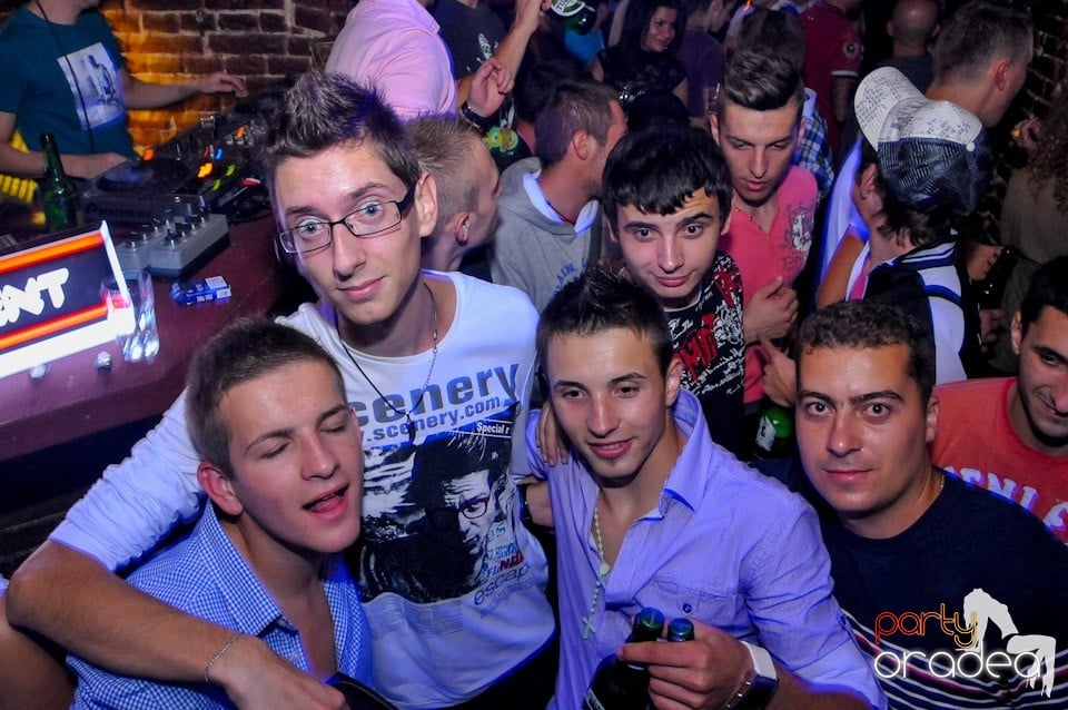 Club Escape: Caveman in the mix!, 